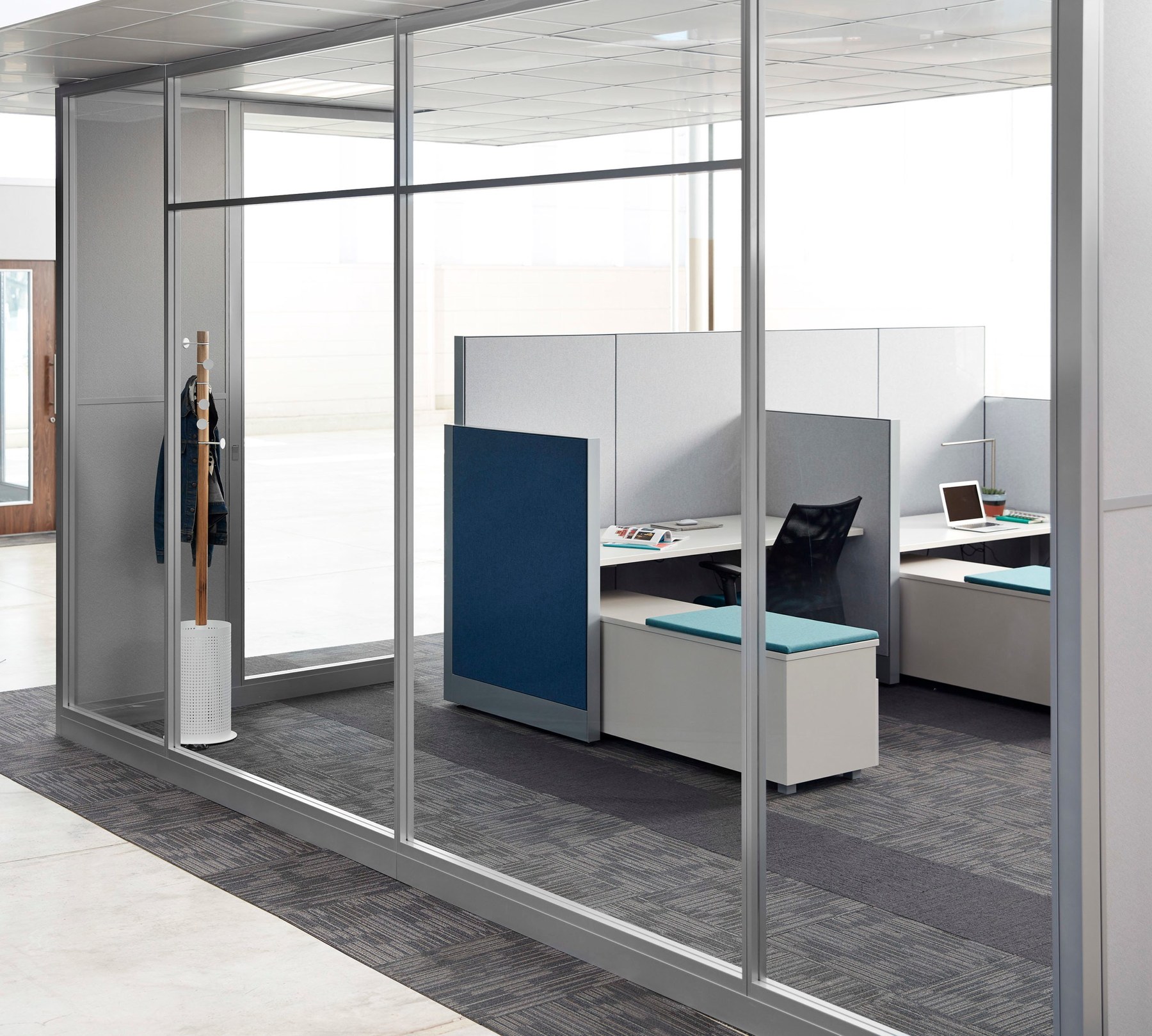 Fellowes Volo modular glass wall system in a conference room setting